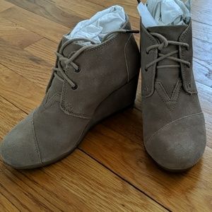 Tom's wedge boots in taupe suede